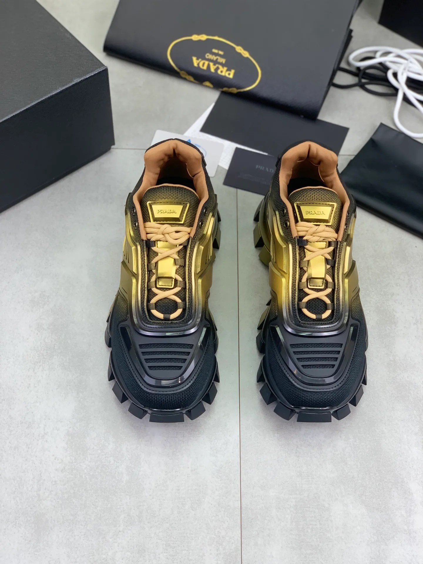 Men's men's shoes P740 new top version (5D printing process model) PRADA Prada Dark Punk Martin Rock Tank Mecha Hardcore Fighting Shoes ☑️ A century-old brand, the unique hardcore design has entered the public eye, using tank elements as the sole design, subverting conventions, breaking the monotony, brightening the overall shape, eye-catching, and achieving a meaningless appearance. With its hard-core styling and metal accessories full of design, it unleashes an unruly punk spirit, interprets a unique and iconic style, and demonstrates the leadership level of its pioneer originator in the field of thick-soled shoes. It is the nirvana darling of major fashion weeks. 📣📣The ultra-light foam outsole solves the problem of bulkiness and is suitable for those who know the difference. ✅Fabric: Original splicing design and production ✅Inner: Original lining➕Cow leather insole. ✅Original foam combination outsole with 8cm heel height and super light weight. ✅Code number: Female 35-39 (40 is customized and non-refundable) Male 39-45 (46 and 47 are customized and non-refundable) Full package at the counter